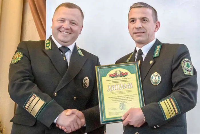 Министр лесного хозяйства Виталий ДРОЖЖА вручает Игорю ДЕГТЯРИКУ диплом лидера отрасли по итогам 2020 года. фото